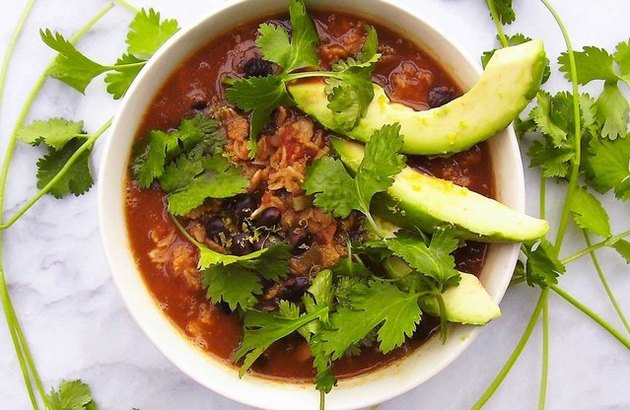 Gruau mexicain aux haricots noirs et à l'avocat