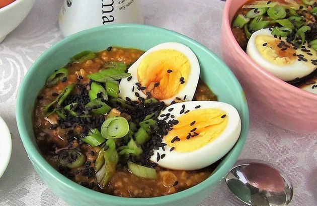 Gruau à l'asiatique avec œuf, oignons verts et recette de tamari