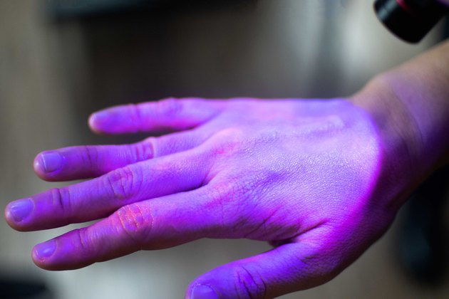 黑紫外线下手检测黑菌发光指针和指纹,视像工具教人洗手、消毒技巧和普通感染控制