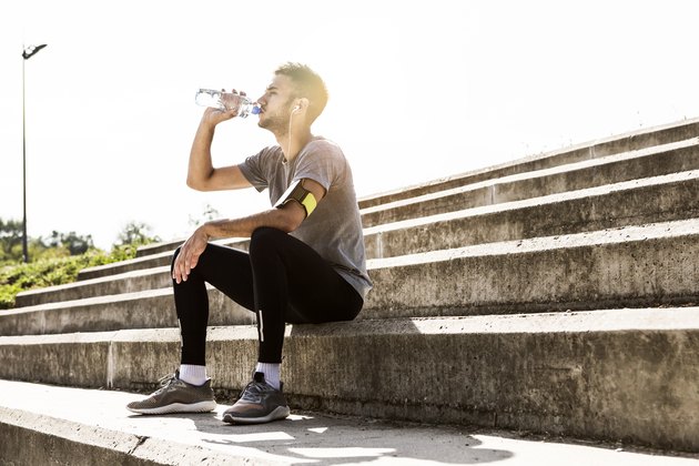 Athlète au repos et à la réhydratation avec de l'eau