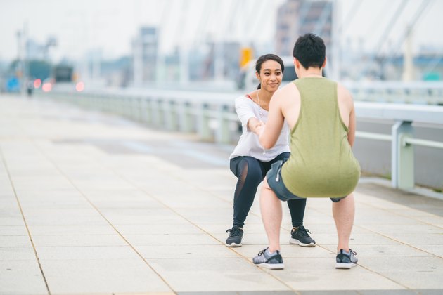 多族裔年轻愉快的夫妇训练在城市