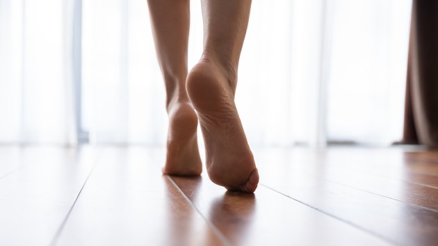 女性的脚走在温暖的地板加热特写图