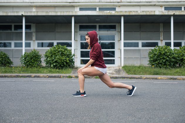 woman doing lunges in at-home crossfit workout