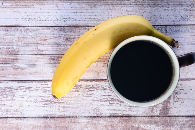 Café et banane sur table