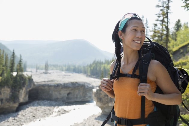 在山中进行长距离步行或徒步旅行的妇女