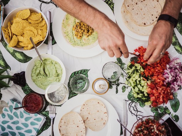 顶视图人手准备早餐tacos