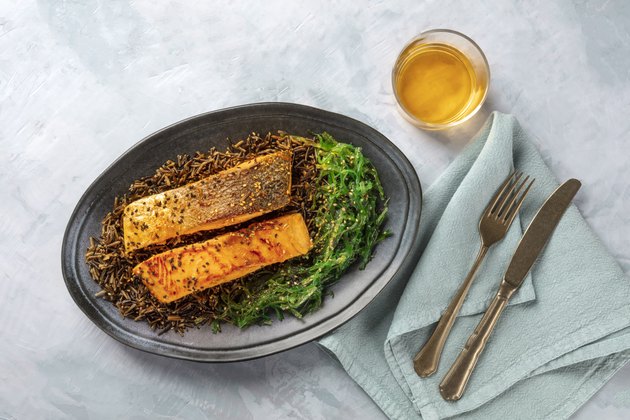 Grilled salmon with sesame seeds, wakame seaweed and wild rice