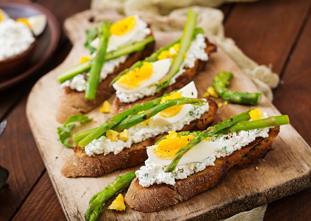 Sandwiches with asparagus, cottage cheese, pepper and eggs.