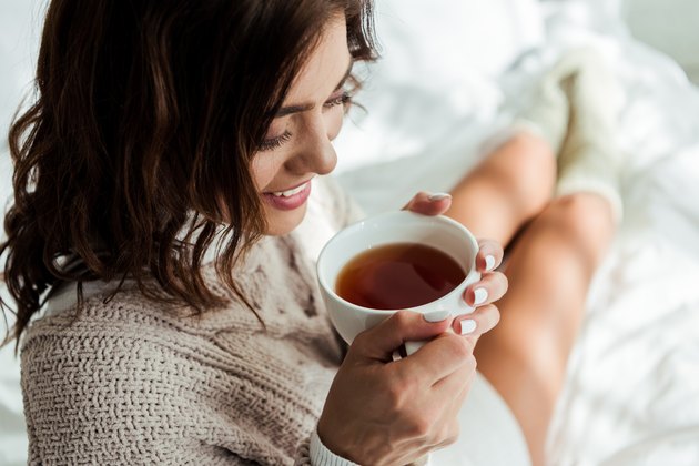 女人在喝曼萨尼拉茶。