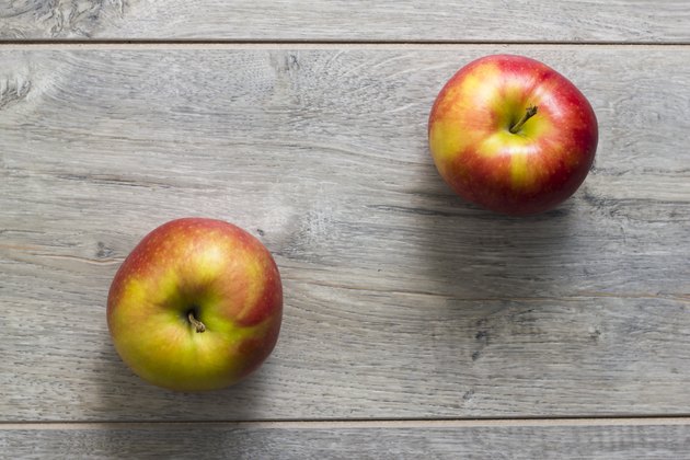 在木桌上的两个苹果