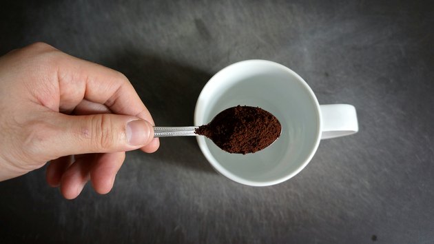 在杯子上放一勺咖啡粉
