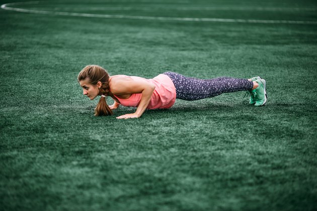 女人做burpees在家里crossfit amrap锻炼