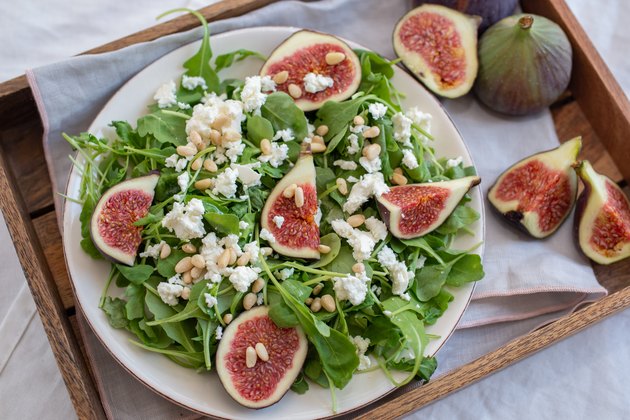 Salad with figs and cheese