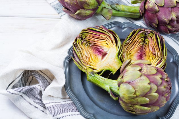 新鲜的大romanesco artichokes绿色紫色花头准备好烹调