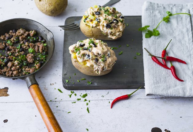 Baked patatoes with curd, black beans, chili and minced meat