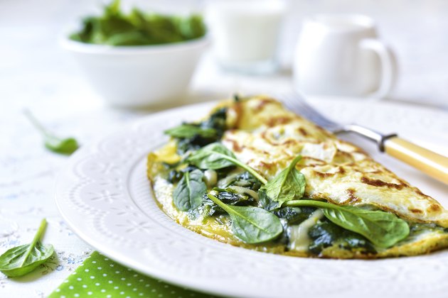 Omelette aux épinards et au fromage.