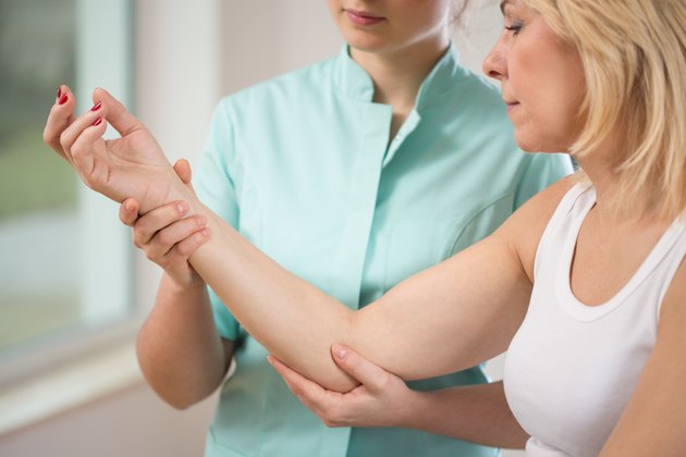 Causes of Pain in the Right Arm | Livestrong.com