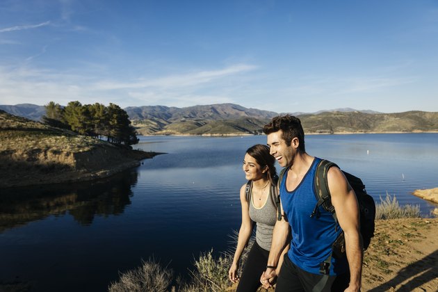 Mi adulte, marche couple, sur, sentier, par, les, lac