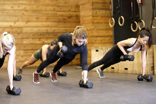 妇女在健身房锻炼身体