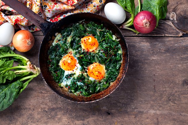 硬菠菜和鸡蛋 老煎锅配有免疫推送食品