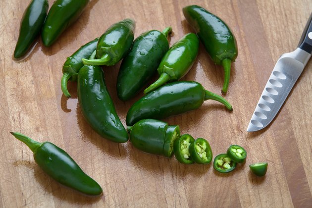 Jalapeños全并用刀砍木板