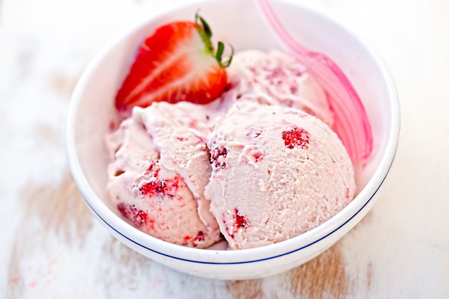 草莓奶油冰淇淋白瓷碗