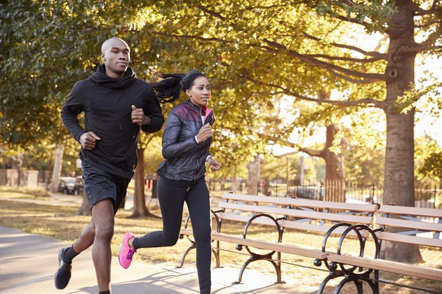 年轻夫妇慢跑在布鲁克林公园，三季度长