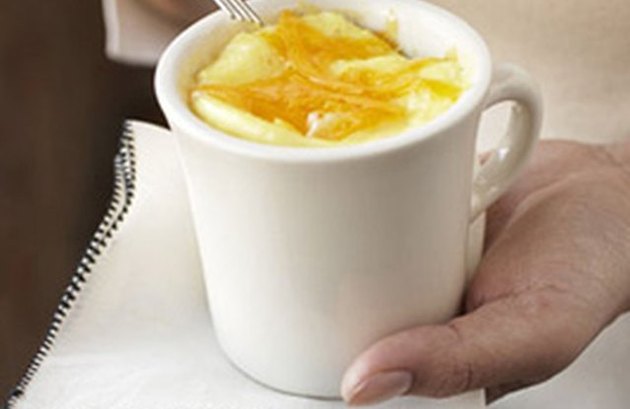 Zwei-Minuten-Mikrowelle Kaffeetasse würziges Ei Rührei mit Salsa