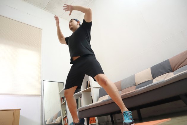 亚洲男性以新常态的生活方式在家中进行运动以保持健康，室内家庭运动，体重有氧循环训练“itemprop=