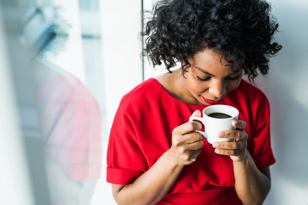 Eine Frau, die Kaffee als natürliches Heilmittel gegen Verstopfung trinkt