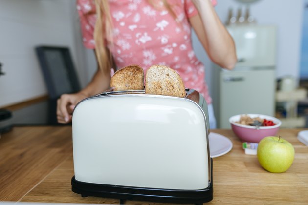 在烤面包机的烤面包特写镜头