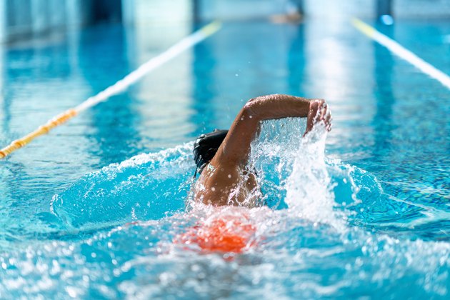 游泳运动员在室内游泳池做自由式低冲击游泳训练
