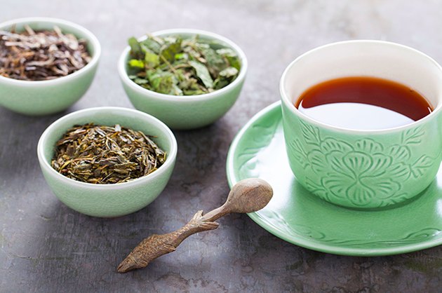 干茶叶旁边的一杯茶＂itemprop=