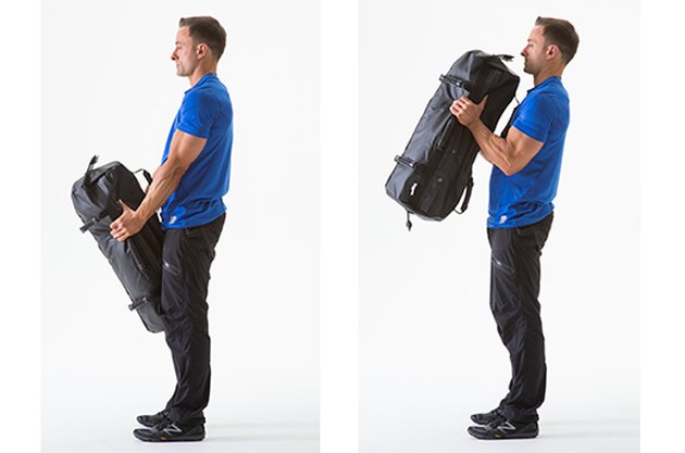 Hombre haciendo un ejercicio de saco de arena Biceps Curl sandbag
