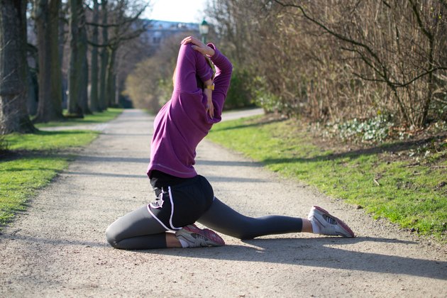 Woman doing Dynamic Pigeon Pose before her run