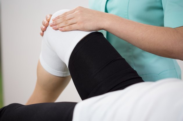 Orthopedic diagnosing painful knee