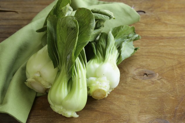 Bok choy（大白菜）在一张木桌上