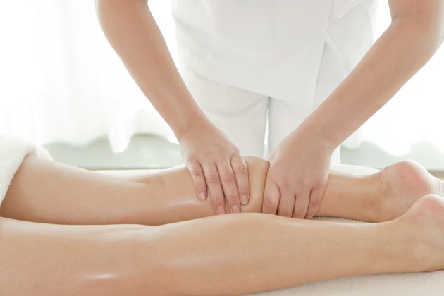 The beautician who massages a leg