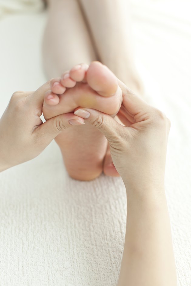 The beautician who massages a foot