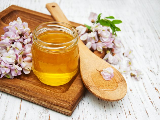 honey with acacia blossoms