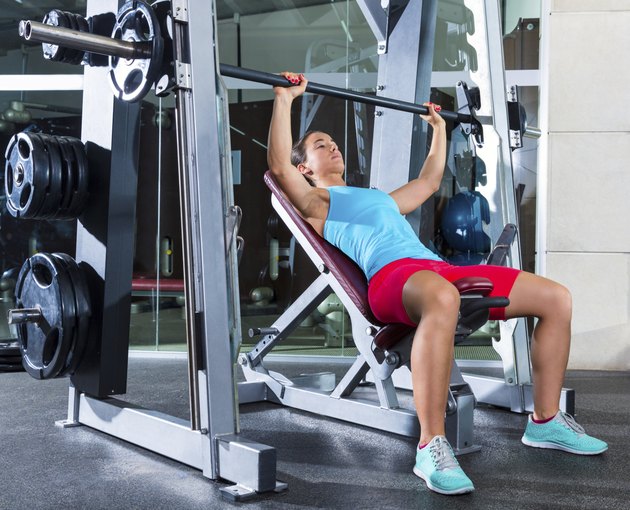 Incline Barbell Bench Press woman in multipower