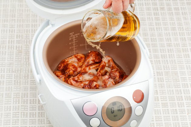 烹饪鸡翅膀在Multicooker