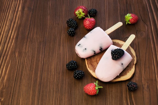 Fruit and yoghurt ice-lolly with strawberries and blackberries