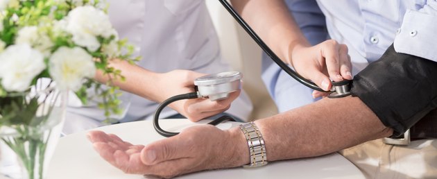 Nurse using a sphygmomanometer