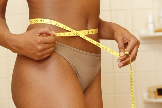 Tour de taille femme dans la salle de bain, section médiane, gros plan