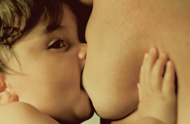 Baby (3-6 months) breastfeeding