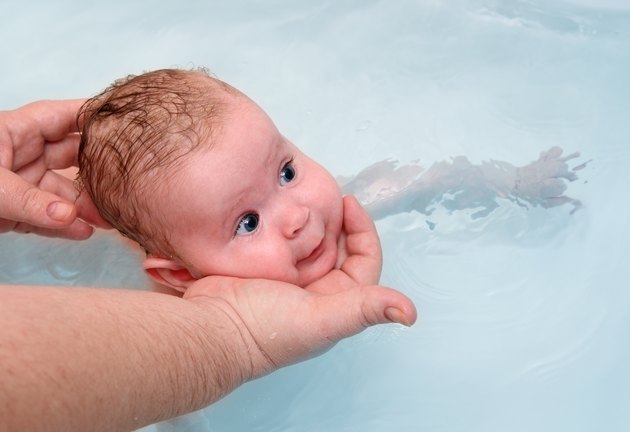 small baby learn to swimming