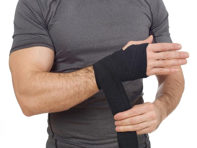 wrist-wraps-for-a-bench-press-livestrong