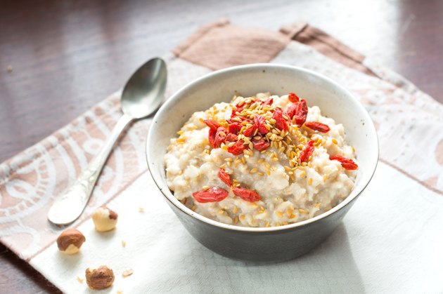 Oatmeal porridge with goji berries and linseeds