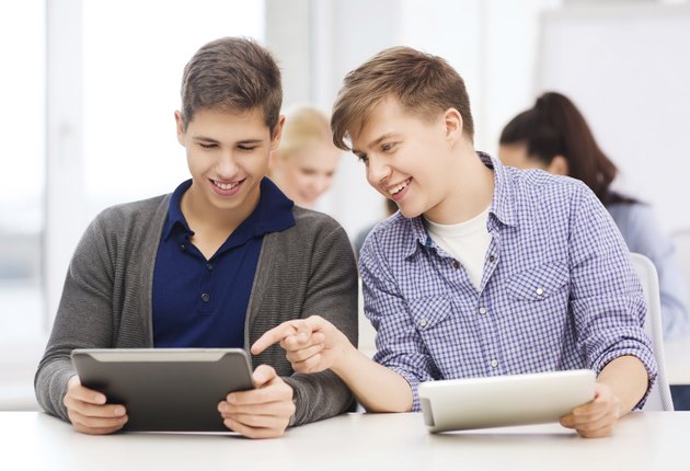 students looking to tablet pc in lecture at school